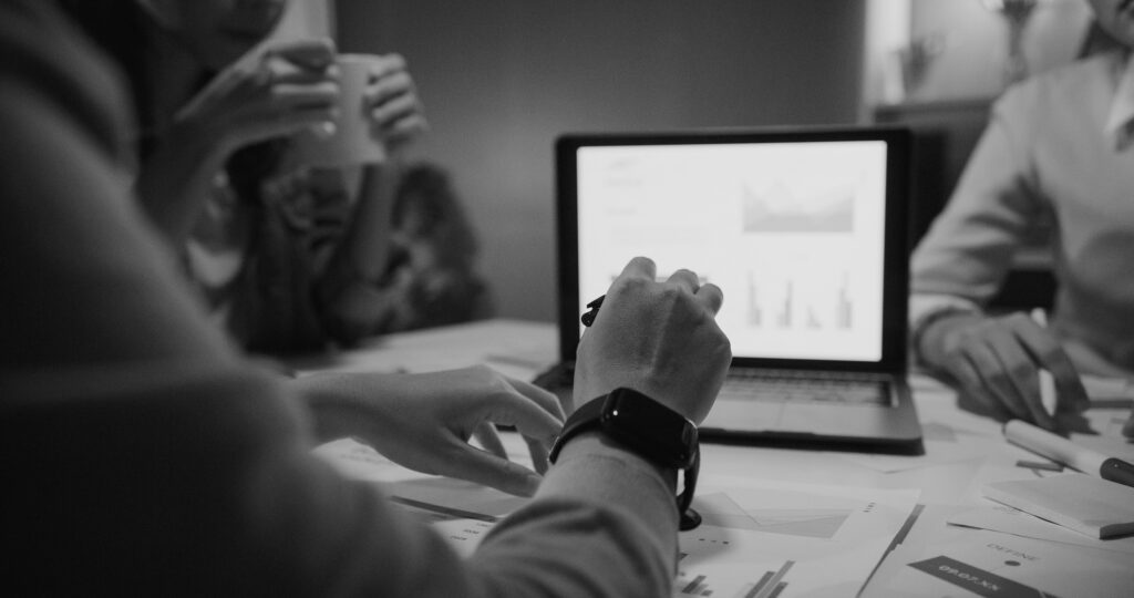 Establecer indicadores clave de desempeño (KPI) es esencial para monitorear y evaluar el progreso de la transformación digital de la salud.